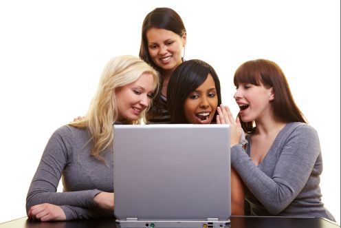 Frauen chatten gemeinsam im Internet
